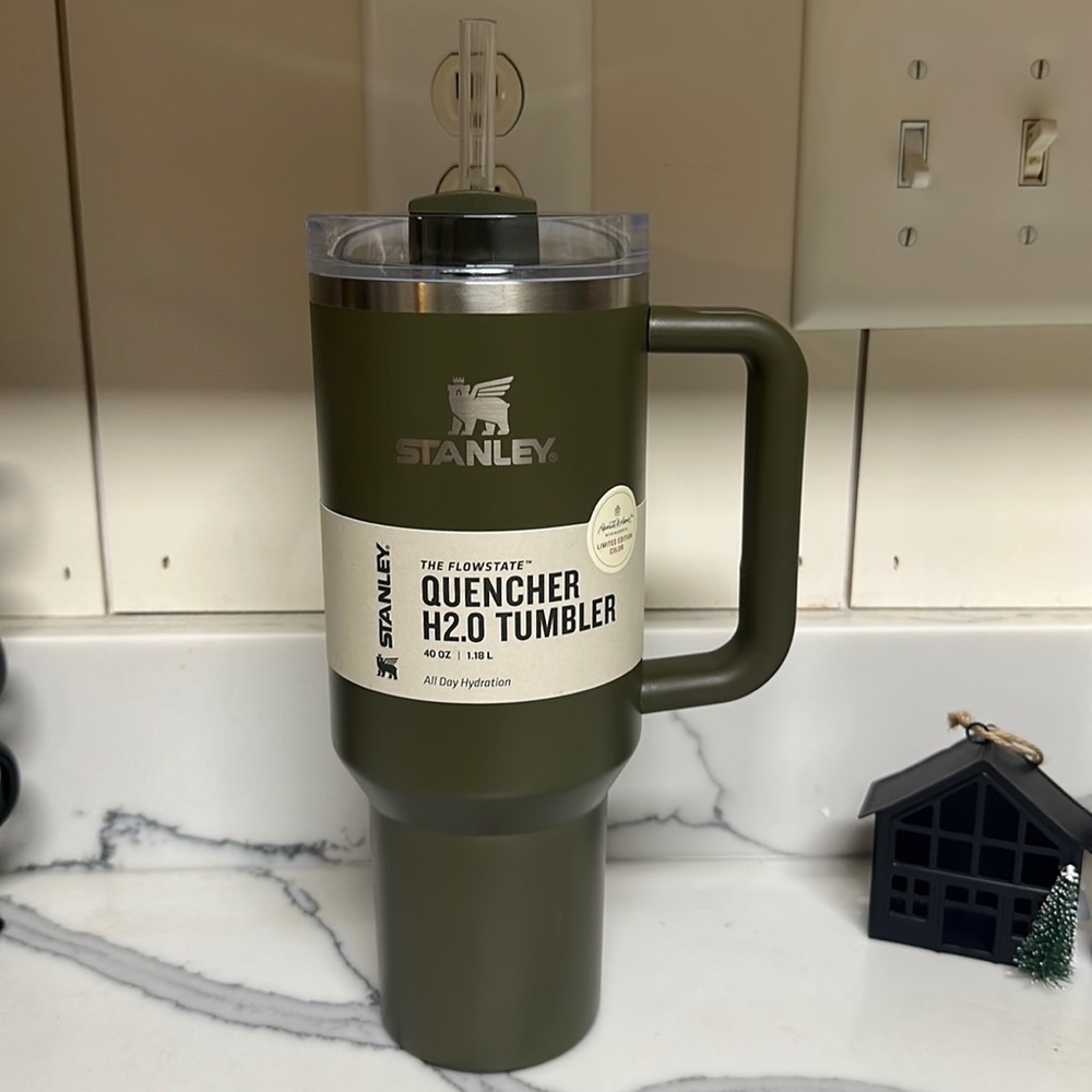 Stanley X Hearth & Hand with Magnolia 40 oz
Quencher Tumbler in Peet Moss